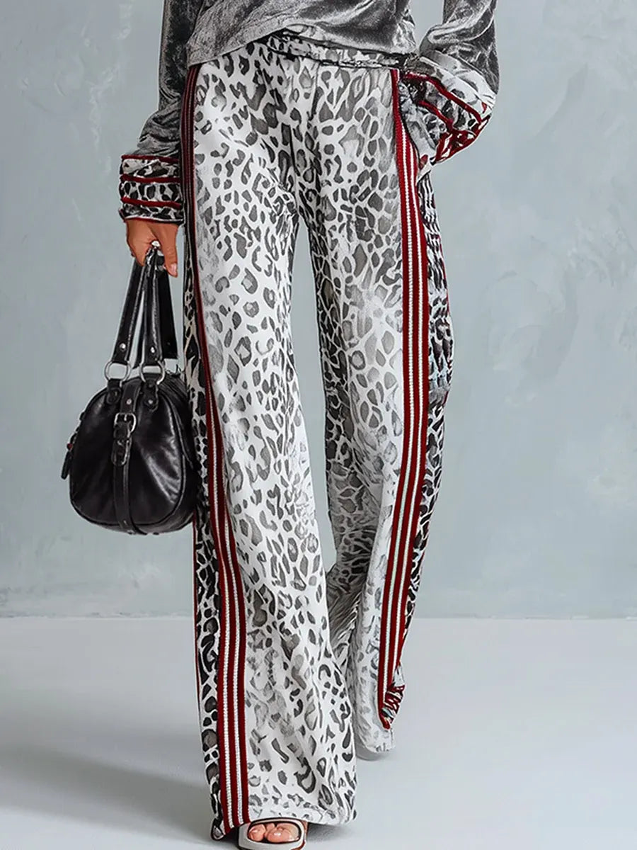 ALFEDENA - igio in velluto con t-shirt rigata e pantaloni leopardati