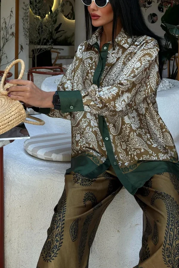 BOGOGNO - Completo verde satinato con stampa paisley e pantaloni elasticizzati