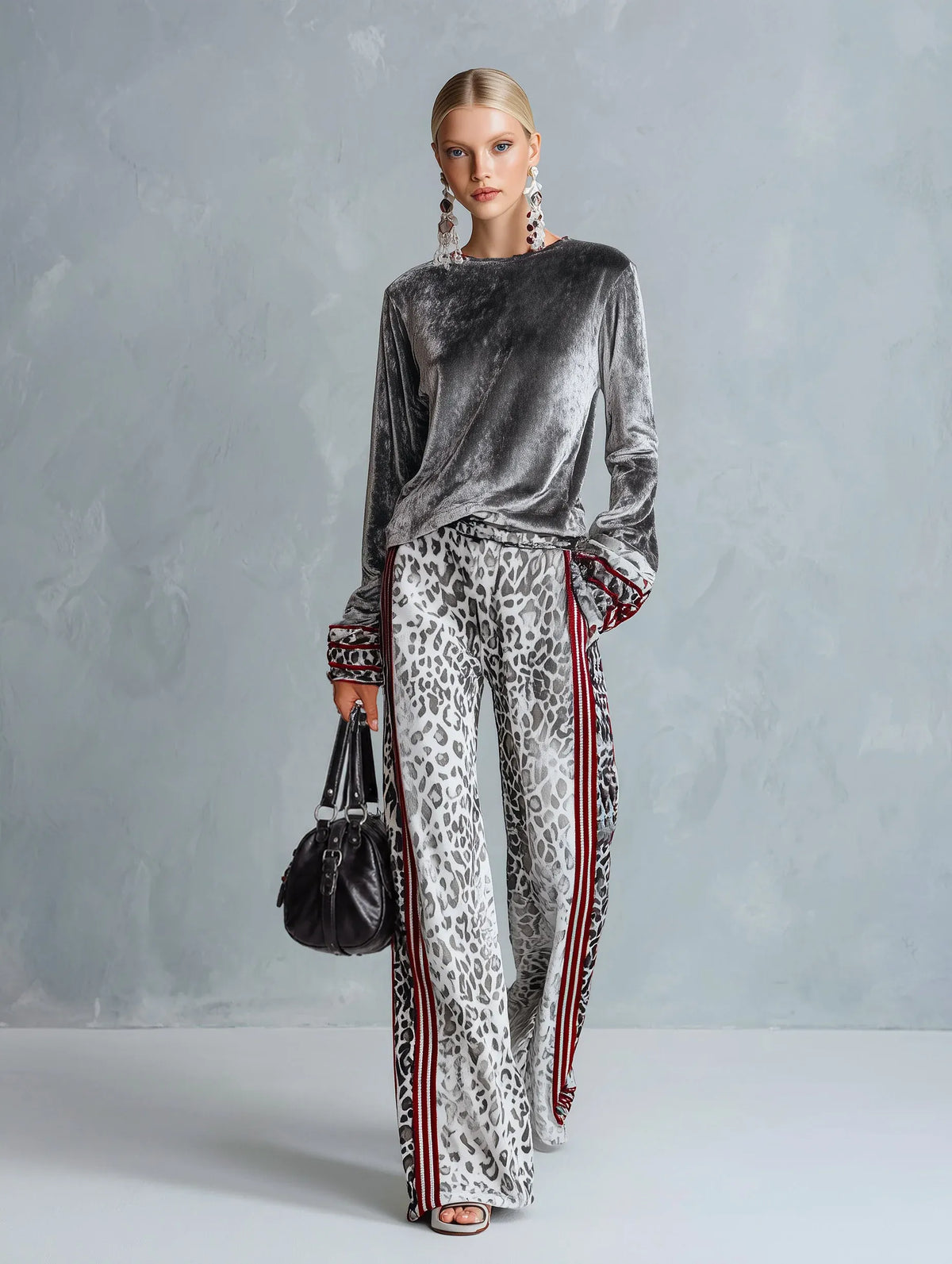 ALFEDENA - igio in velluto con t-shirt rigata e pantaloni leopardati