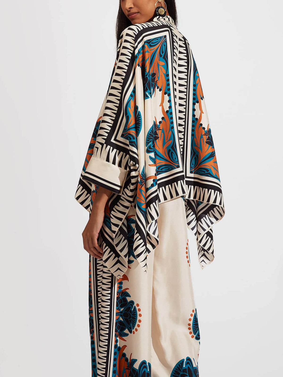 BUCINE - Completo arancio satinato con stampa floreale e maniche batwing