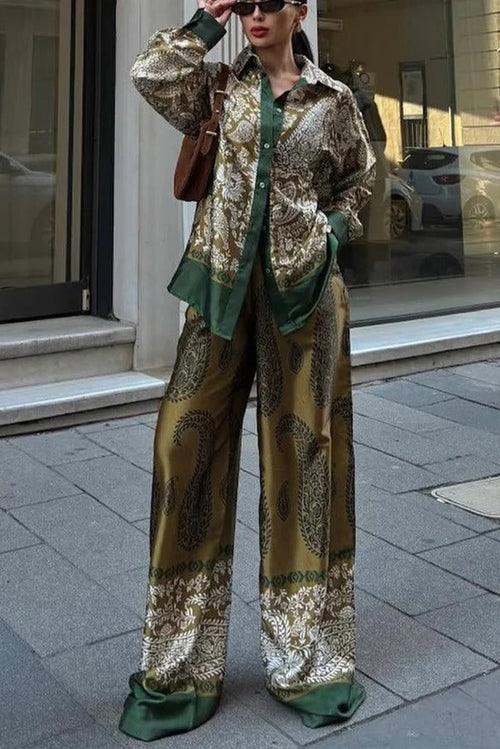 BOGOGNO - Completo verde satinato con stampa paisley e pantaloni elasticizzati