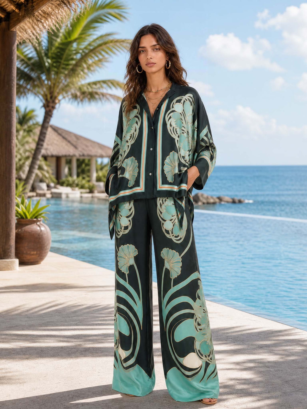 TOANO - Completo verde in raso con stampa astratta e pantaloni palazzo
