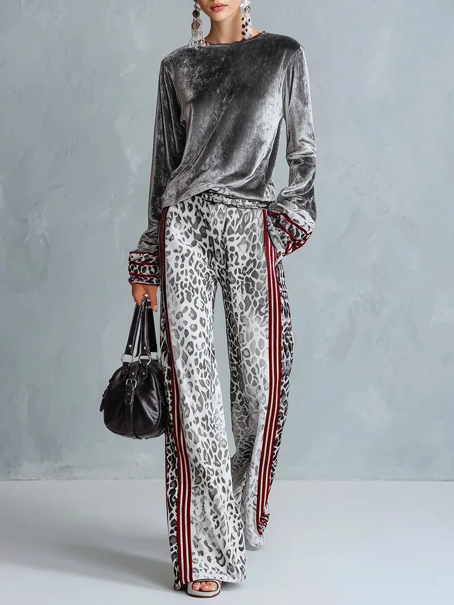 ALFEDENA - igio in velluto con t-shirt rigata e pantaloni leopardati