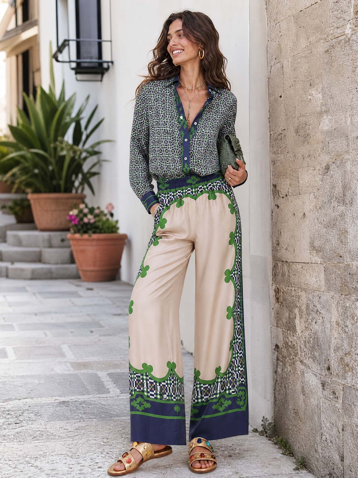 ROTZO - Camicia satinata verde a maniche lunghe geometrica