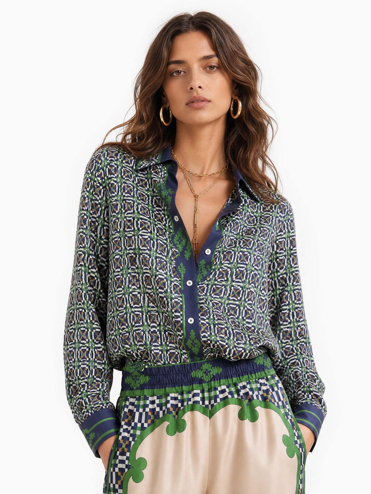 ROTZO - Camicia satinata verde a maniche lunghe geometrica