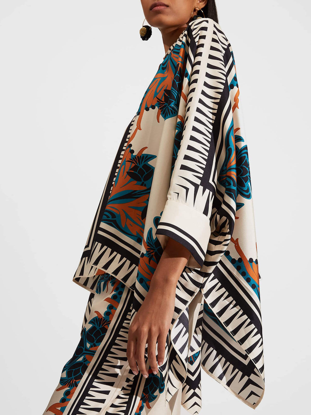 BUCINE - Completo arancio satinato con stampa floreale e maniche batwing