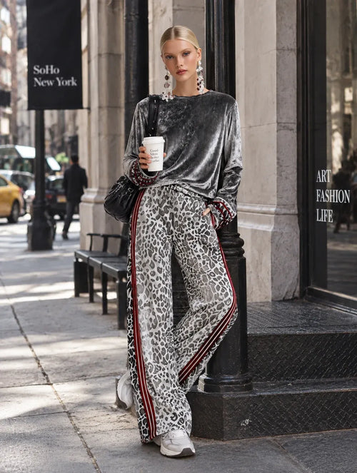 ALFEDENA - igio in velluto con t-shirt rigata e pantaloni leopardati